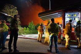 Grote brand verwoest loodsen in Hem