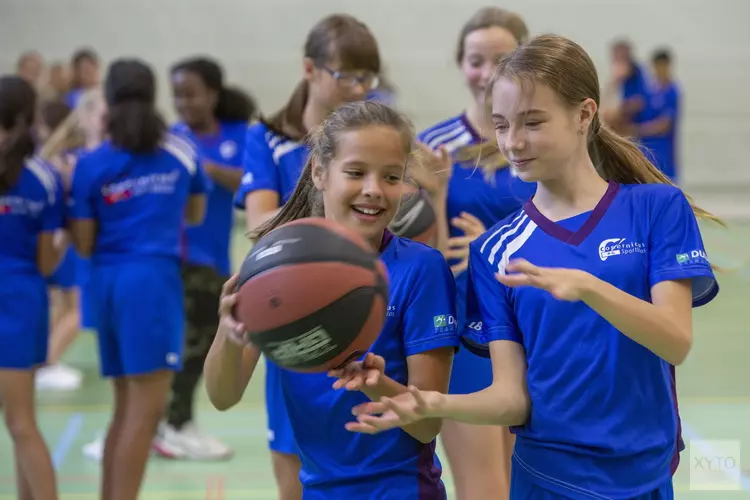 Brugklassers Copernicus aan de slag met topbasketballer Henk Pieterse