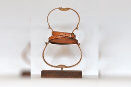 Flip en Sam Drukker met hun expositie ‘Gevonden voorwerpen en een gedeeld verleden’