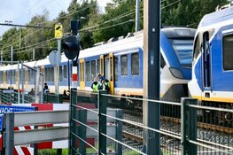 Politieauto botst op trein in Hoorn