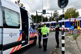 Politieauto botst op trein in Hoorn
