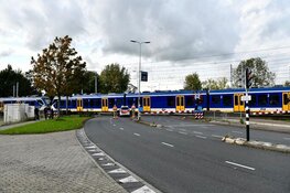 Politieauto botst op trein in Hoorn