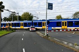 Politieauto botst op trein in Hoorn