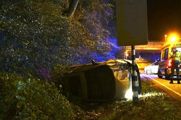 Auto belandt op z'n kant in Hoorn, voertuig total loss