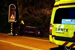 Auto belandt op z'n kant in Hoorn, voertuig total loss
