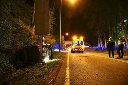 Auto belandt op z'n kant in Hoorn, voertuig total loss