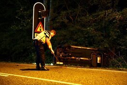 Auto belandt op z'n kant in Hoorn, voertuig total loss