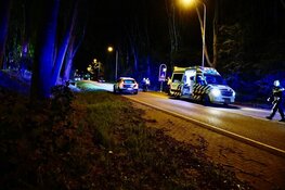 Auto belandt op z'n kant in Hoorn, voertuig total loss