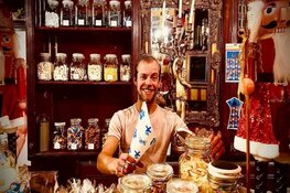 Ome Tinus inventief in coronatijd: Van bruin café naar snoepwinkel