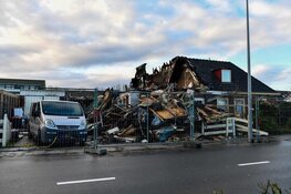 Schade door verwoestende brand in Hoorn bij daglicht goed zichtbaar. Vrouw zwaargewond, verdachte aangehouden