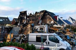 Schade door verwoestende brand in Hoorn bij daglicht goed zichtbaar. Vrouw zwaargewond, verdachte aangehouden