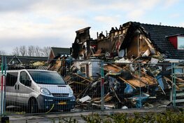 Schade door verwoestende brand in Hoorn bij daglicht goed zichtbaar. Vrouw zwaargewond, verdachte aangehouden