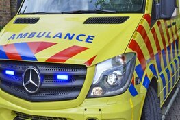 Ambulance rijdt zich vast in plantsoen. Patiënt overgedragen naar andere ambulance