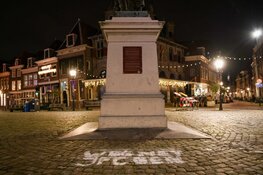 VOC-logo en standbeeld JP Coen beklad