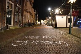 VOC-logo en standbeeld JP Coen beklad