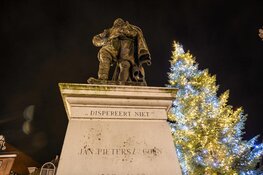 VOC-logo en standbeeld JP Coen beklad