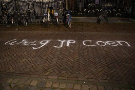 VOC-logo en standbeeld JP Coen beklad