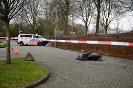 Politie tast in het duister bij aantreffen zwaargewonde scooterrijder