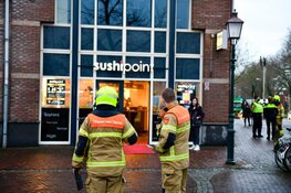 Mistgenerator gaat af bij Sushipoint in Hoorn: veel brandweer ter plaatse