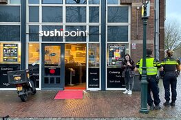 Mistgenerator gaat af bij Sushipoint in Hoorn: veel brandweer ter plaatse
