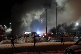 Felle brand in vrachtwagen bij distributiecentrum in Zwaag