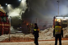 Felle brand in vrachtwagen bij distributiecentrum in Zwaag
