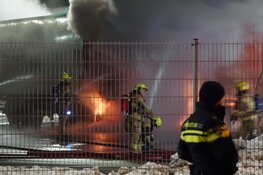 Felle brand in vrachtwagen bij distributiecentrum in Zwaag