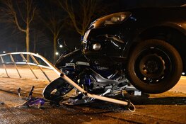 Motorrijder naar het ziekenhuis na aanrijding in Zwaag