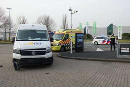 Botsing in Zwaag: automobilist bekneld