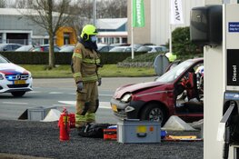 Botsing in Zwaag: automobilist bekneld