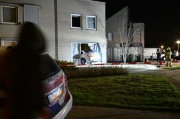 Auto rijdt huis binnen in Hoorn