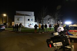 Auto rijdt huis binnen in Hoorn