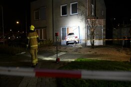 Auto rijdt huis binnen in Hoorn