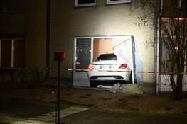 Auto rijdt huis binnen in Hoorn