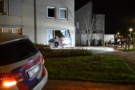 Auto rijdt huis binnen in Hoorn