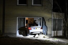 Auto rijdt huis binnen in Hoorn