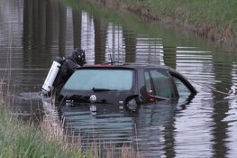 Voertuig te water langs de Lagere in Hoorn