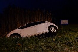 Auto in greppel in Hoorn