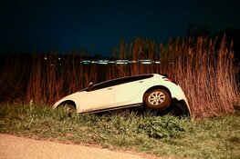 Auto in greppel in Hoorn