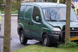 Auto botst tegen boom in Zwaag