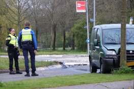 Auto botst tegen boom in Zwaag