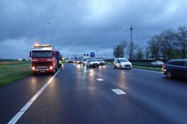 Vrachtwagen raakt wiel kwijt op A7