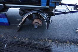 Vrachtwagen raakt wiel kwijt op A7