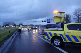 Vrachtwagen raakt wiel kwijt op A7
