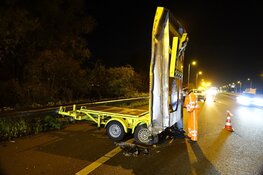 Vrachtwagen rijdt op pijlwagen op A7 bij Beets