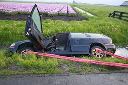 Auto te water in Zuidermeer