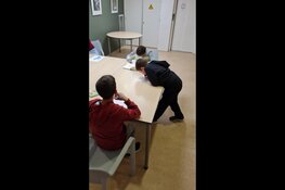 Kinderen uit de wijk Grote Waal komen lekker rustig lezen in het wijkcentrum