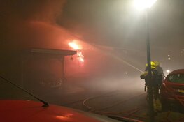 Autobrand slaat over naar woningen in Zwaag, vuur inmiddels onder controle