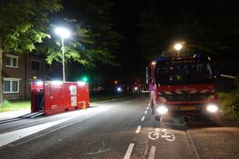 Autobrand slaat over naar woningen in Zwaag, vuur inmiddels onder controle