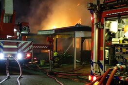 Autobrand slaat over naar woningen in Zwaag, vuur inmiddels onder controle